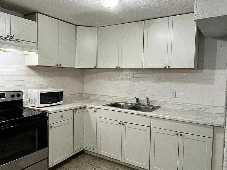 4413 Moncrief Rd W — Photo 1