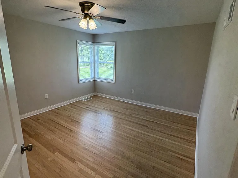 2211 E Walnut St — Photo 19