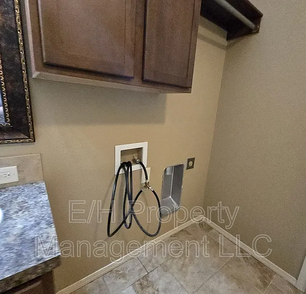 2146 N Woodlawn Blvd — Photo 8