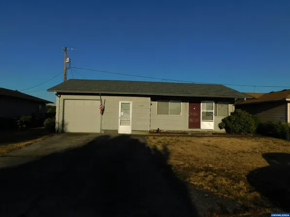 1650 Country Club Cir, Woodburn, OR 97071