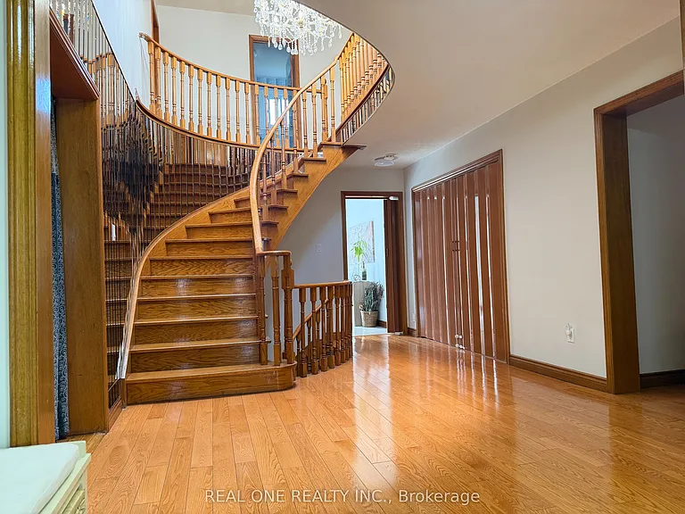 14 Empringham Cres — Photo 4