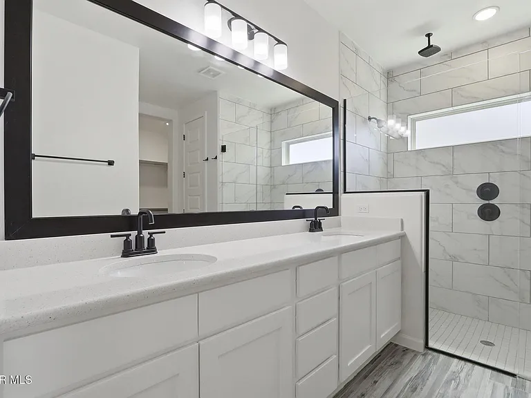 253 Farnborough St — Photo 7