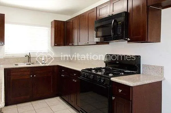 4975 N E St — Photo 1
