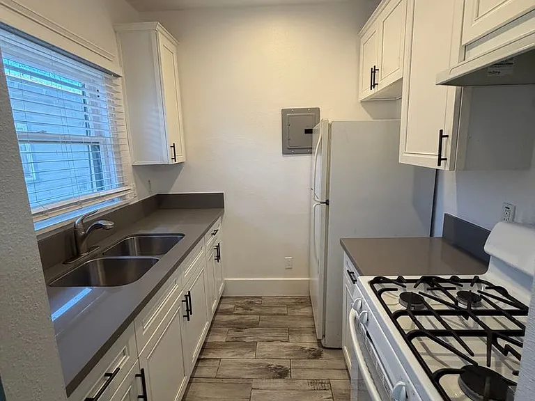 245 Linden Ave — Photo 10