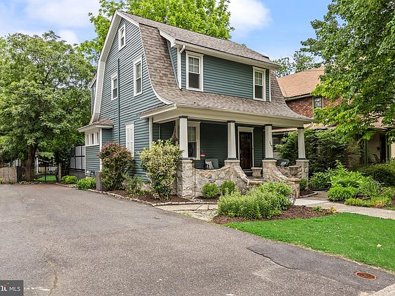 3rd image of 118 Leslie Ave