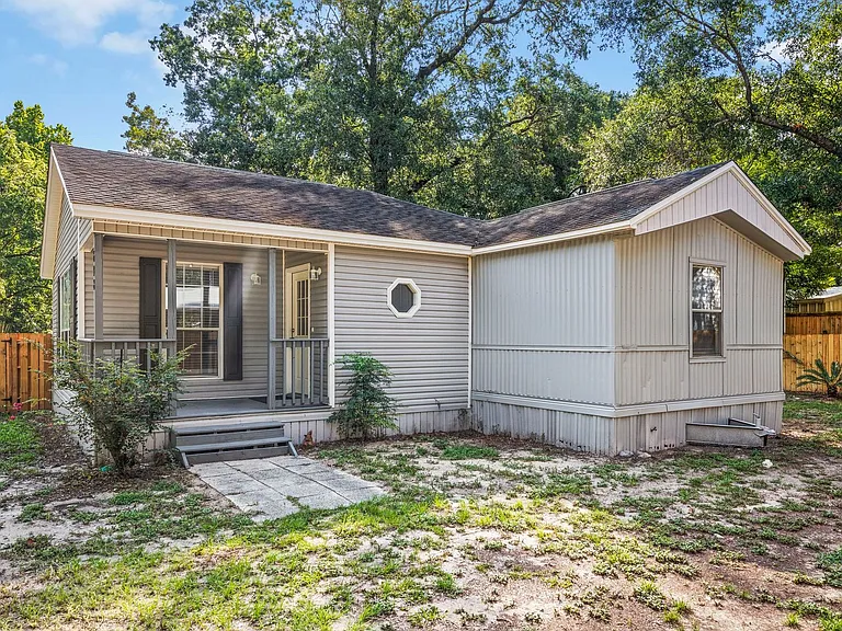 698 Persimmon St — Photo 2