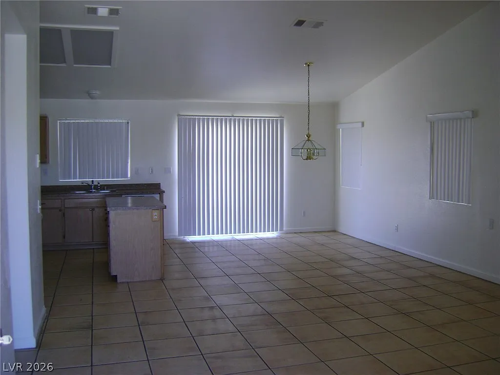 3 bed, 2.0 bath, 1302 sqft, $1,761 — Photo 2