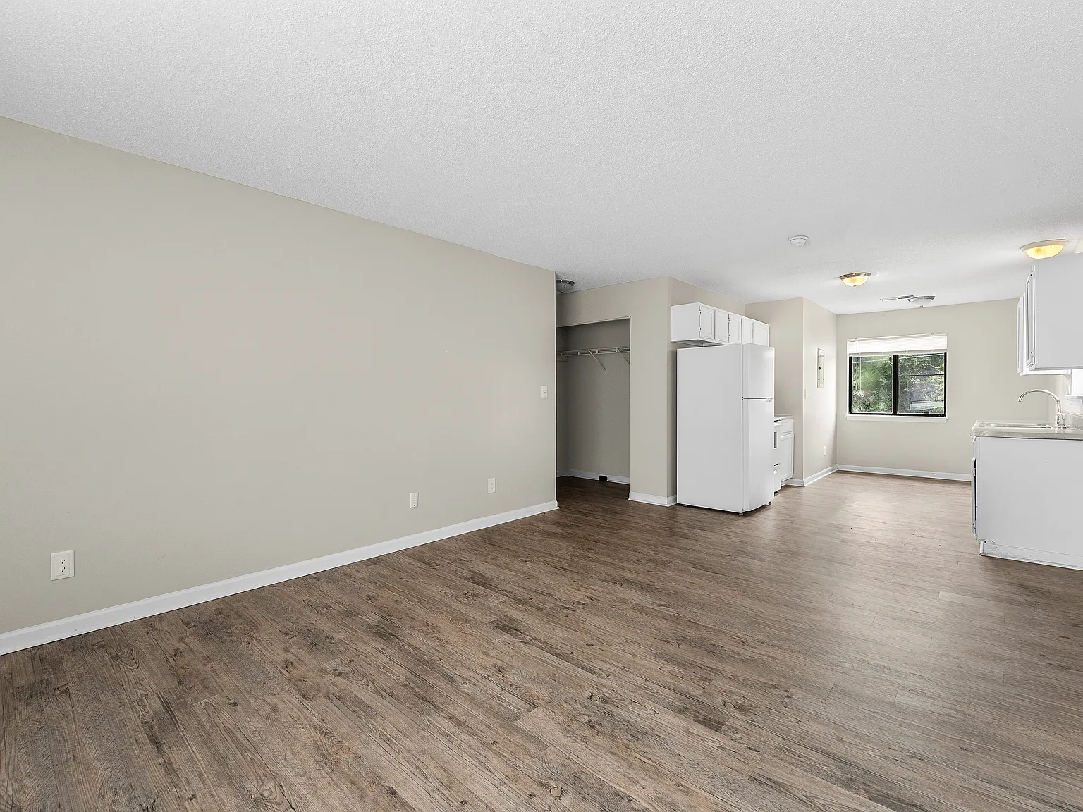 Central Oaks Apartments — Photo 4