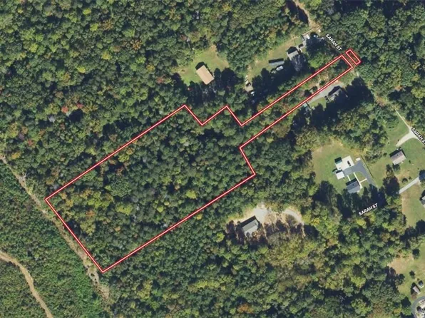 Sarah St, Bowling Green, VA 22427