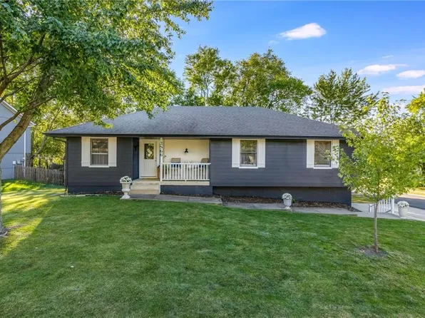 2566 NE Dale Hunter Ln, Lees Summit, MO 64086