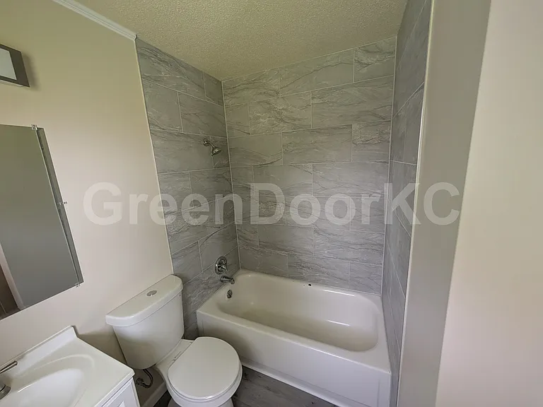 405 Holiday Dr — Photo 10