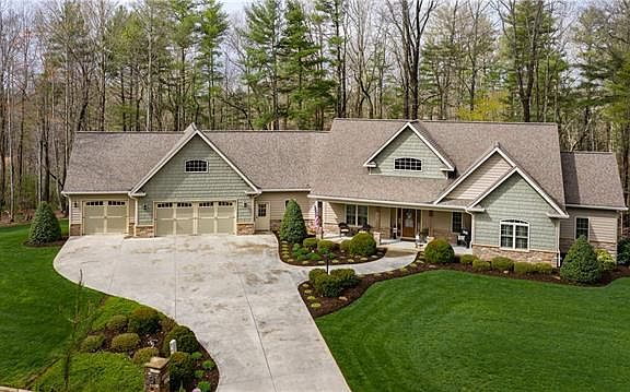 2nd image of 1319 Prince William Dr NE