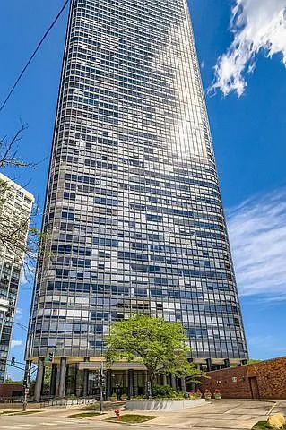 Building Photo - 5415 N Sheridan Rd #4607