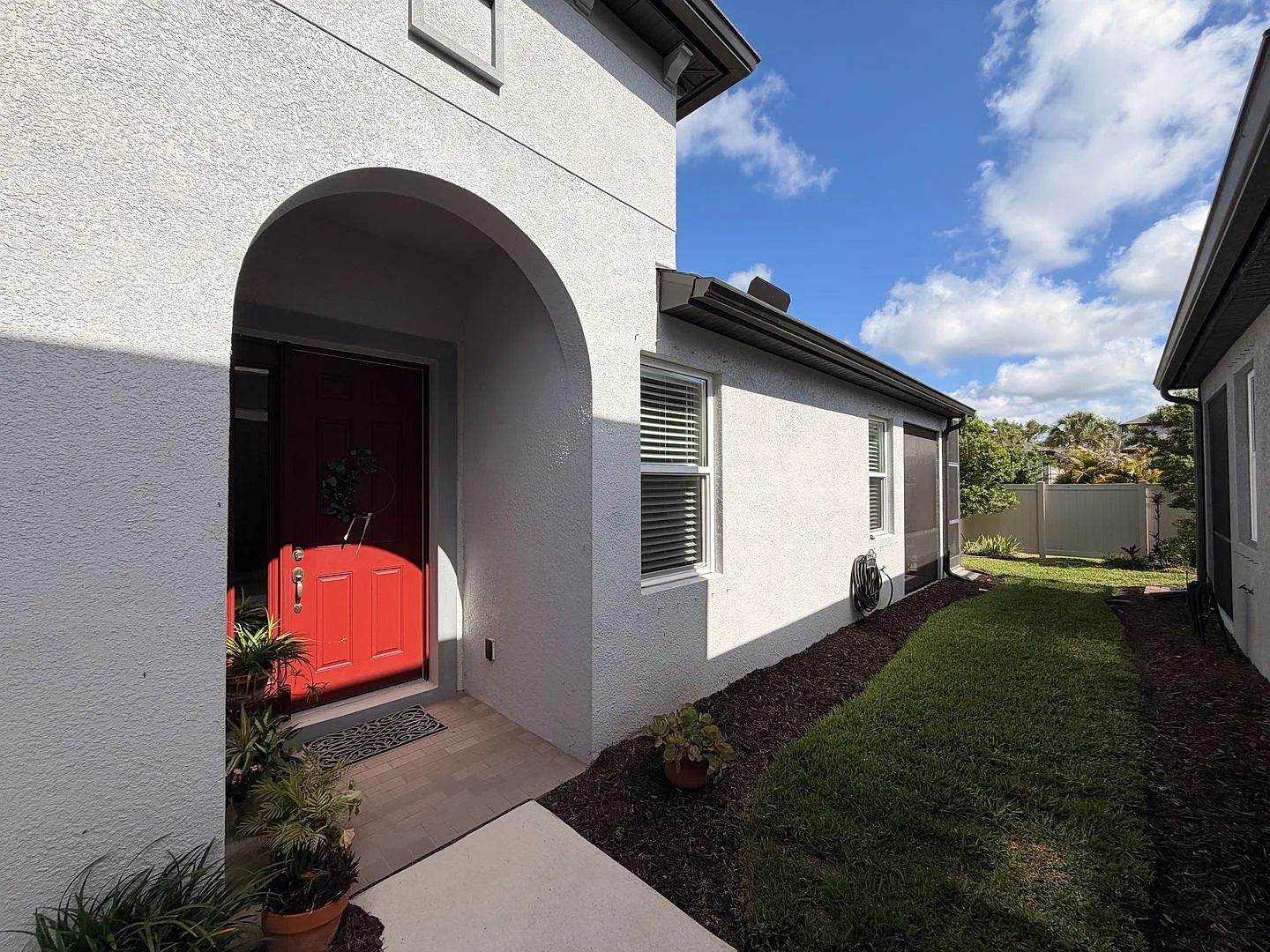 Open and bright 2/2 Plus a den with 2 car garage — Photo 3
