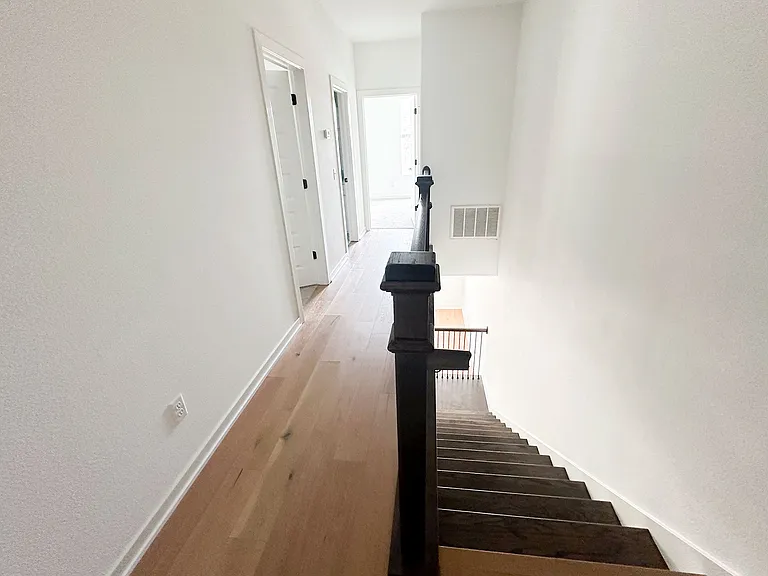 933 W Holly St — Photo 11
