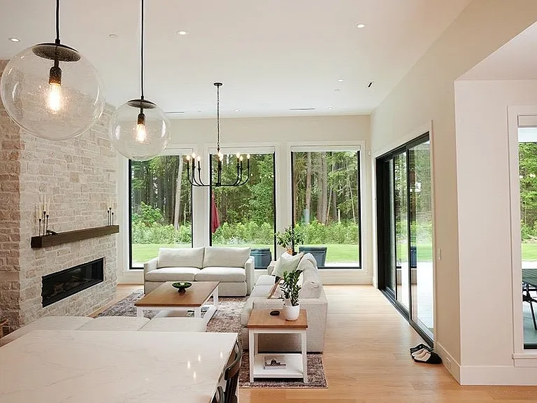 372 Moyne Dr — Photo 3