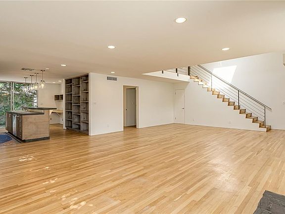 4th image of 1531 Wellesley Ave