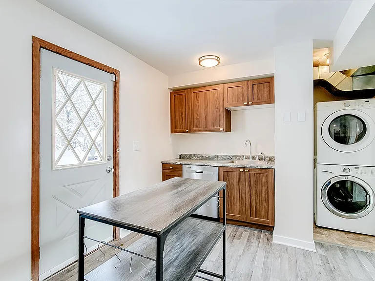 2101 Como Ave — Photo 4