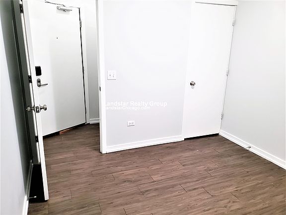 3rd image of 1060 W Glenlake Ave #1