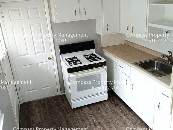 3rd image of 138 Burt St SE