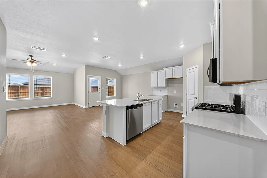 4 bed, 2.0 bath, 1781 sqft, $2,495 — Photo 4