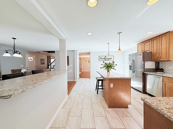 3rd image of 6 Sunrise Ave