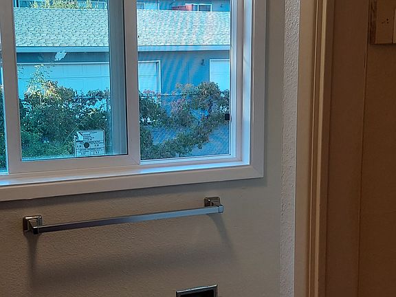 bathroom , washer and dryer hook up