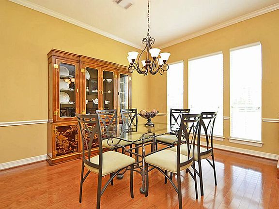 BRIGHT, NATURAL LIGHT IN THIS ROOM!