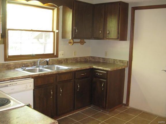 3rd image of 121 White Oak Estates Dr