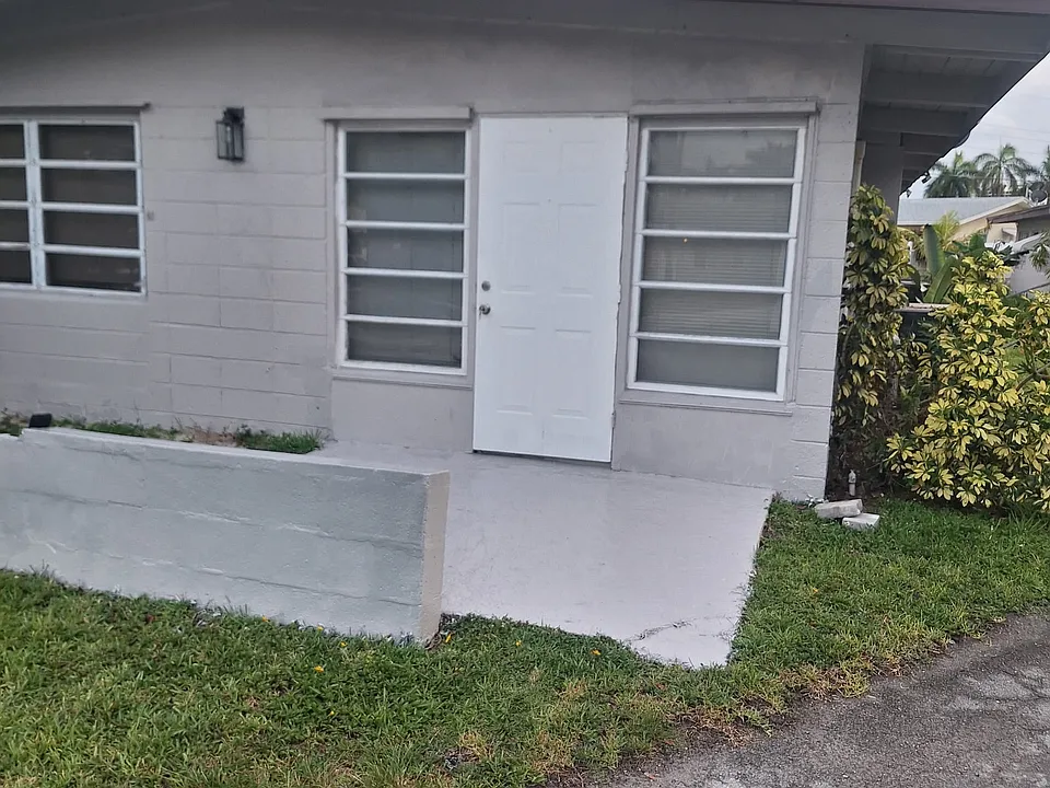 215 NE 10th Ave #1