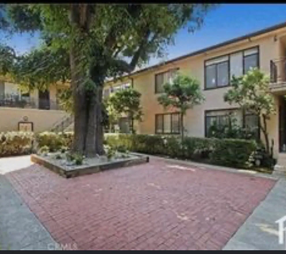 1118 S Fairfax Ave — Photo 1