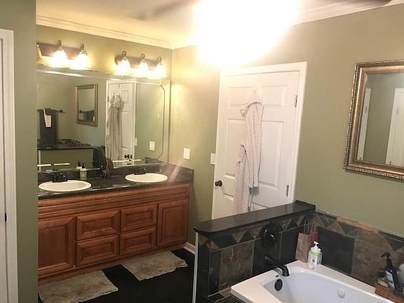 5th image of 632 Dixon Dr