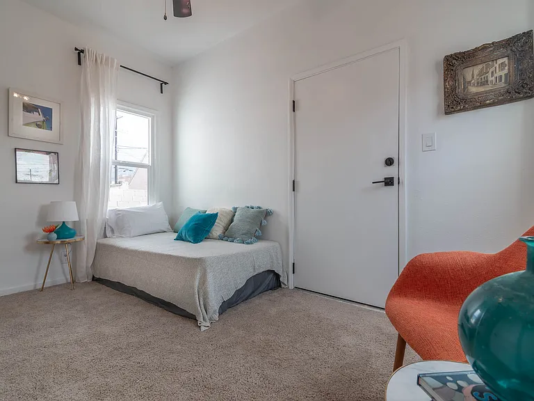 7319 S Hobart Blvd — Photo 5