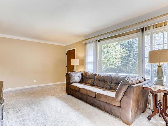 3rd image of 1241 Mahtomedi Ave
