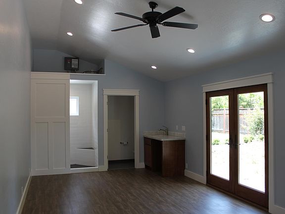 Office space/guest room/excercise room in outbuilding