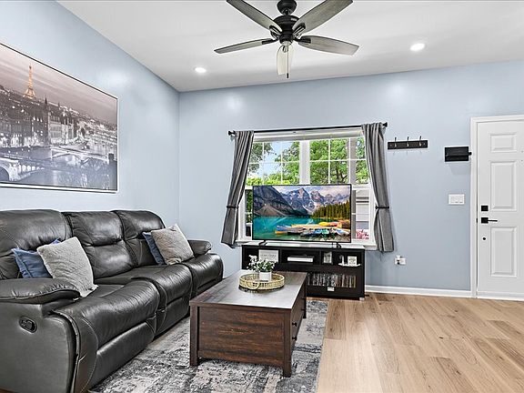 3rd image of 2582 Carlisle Ln