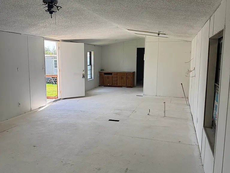 1027 SW Traffic Way #1 — Photo 5