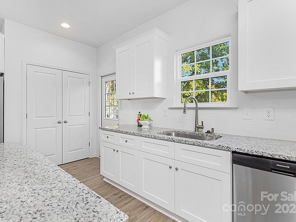 4th image of 207 S Skyland Dr