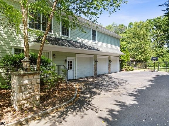 4th image of 75 Lincoln Ave