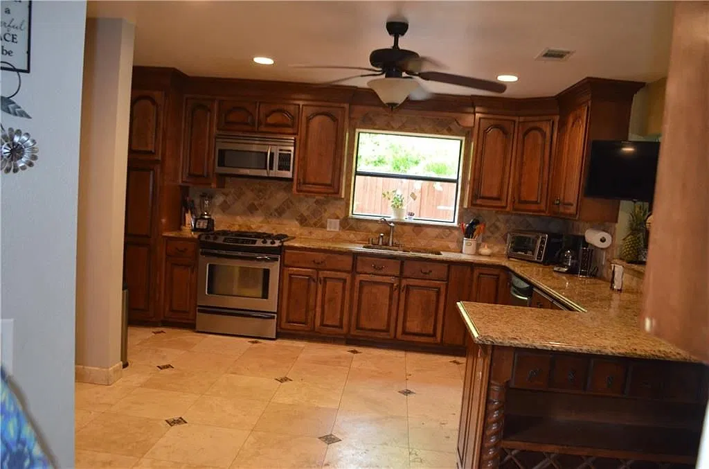 6 bed, 3450 sqft, $9,000 — Photo 3