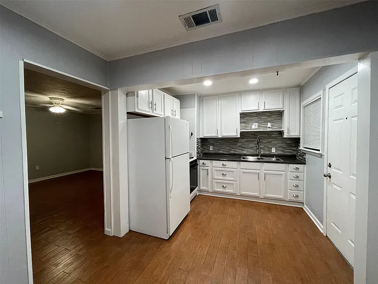 2617 Oleander Dr — Photo 2