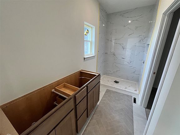 2nd image of 547 Davis Dr NE