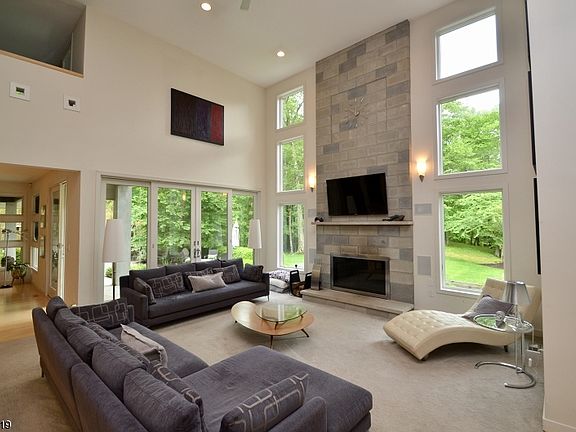 5th image of 102 Stonehedge Ln