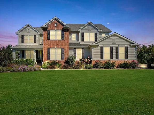 2439 Downing Cir, Gurnee, IL 60031