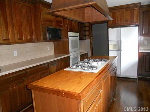 4th image of 161 Southwood Park Rd