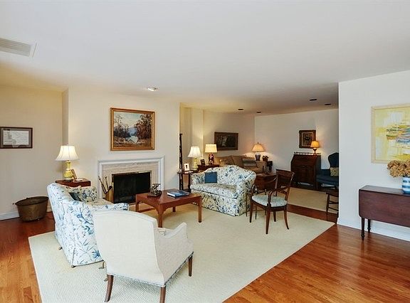 3rd image of 105 E Laurel Ave APT 305