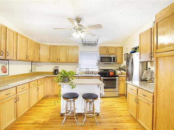 3rd image of 192 Hibiscus St