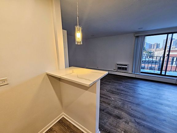 3rd image of 2250 N Lincoln Ave APT 502