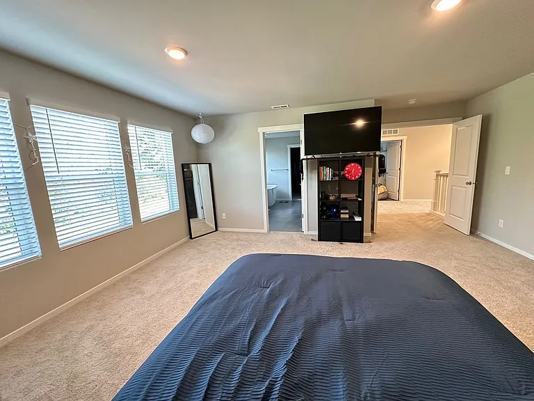 2406 Hyde Ct NE — Photo 9