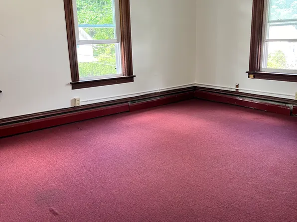 194 High St APT 2, Brattleboro, VT 05301